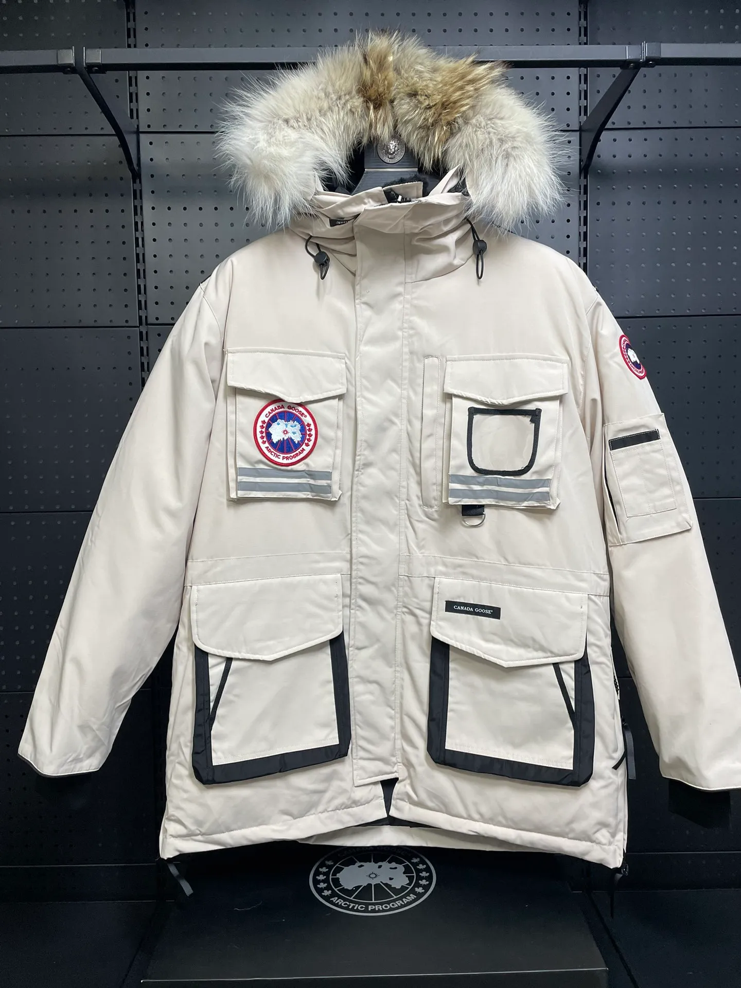 P1060 CANADA GOOES 🇨🇦ⒿⓅⓈ manufactures 10 models of snow curse men and women couples. Factory direct supply: supplying global purchasing agents, micro-business, entities, Tmall, high-end stalls and studio cooperation, free shipping! There are 10 types of Canada Goose Snow Mantra parkas for men and women, the Rolls-Royce of down jackets. ➖ Industry-leading anti-counterfeiting chip sensing. ➖ Imported Behringer embroidery machines and customized embroidery labels, the highest level and industry leading. ➖ Imported Korean 21-count polyester-cotton blended original fabric, TC85 waterproof coated fabric, water-repellent, windproof and wear-resistant. ➖ The new national standard 90 white duck down has an average down filling of 300 grams. The amount of down filling is industry-leading. ➖ 100% nylon lining with double double-layer sealing design to prevent velvet running, and seamless thread design on the cuffs! ➖ Yoshida YKK provides original factory-customized electroplated sliders. YKK two-way lockable zippers are tight and smooth and do not peel off paint. ➖ 3M composite Velcro is durable and the accessories and hardware are all custom-made. Note: Our copywriting is only simple and clear. Instead of bragging about the copywriting, it is better to compare and understand with samples. Only for the purest goose, the most dedicated, the most professional, the highest quality, the highest cost performance! SIZE:XS-XXL [with size chart]